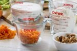 Pyrex Essentials (3 unidades) Conjunto de copos medidores de vidro, (1, 2 e 4 xícaras) copos medidores para preparar, assar e cozinhar, forno pré-aquecido, máquina de lavar louça, freezer e microondas