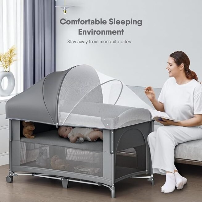 Berço de bebê 4 em 1, embale e brinque, berço de cabeceira, trocador de fraldas – Vem com colchão, mosquiteiro, armazenamento inferior e barra de brinquedo para recém-nascidos e crianças